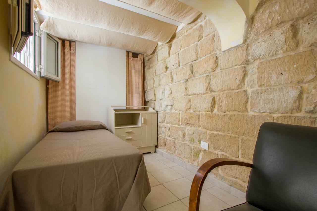 Explore The Historic City On Foot From An Old Town House Lecce Eksteriør bilde